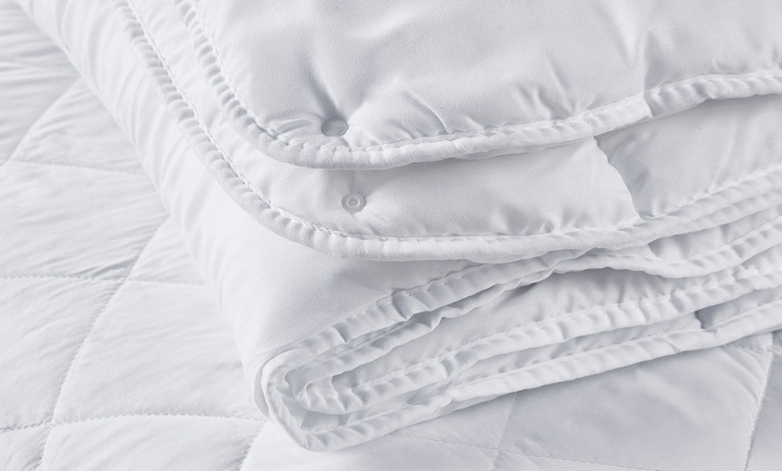 Image 3: Couette 4 saisons hypoallergénique en microfibre Pikolin Home