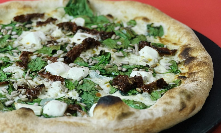 Image 9: Włoski smak: 1-2 pizze w wersji vege albo mięsnej oraz wybrane napoje