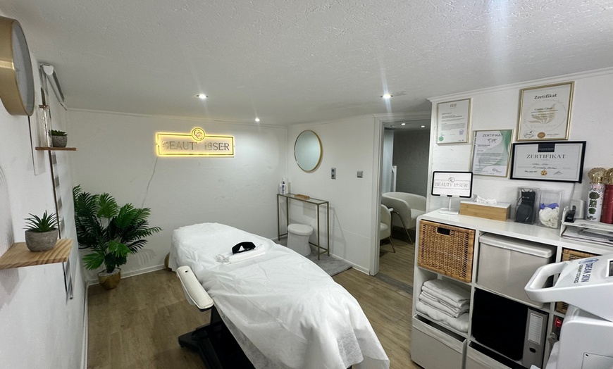 Image 4: Gesichtsbehandlung mit Lichttherapie & Augenbrauen- / Wimpern-Lifting