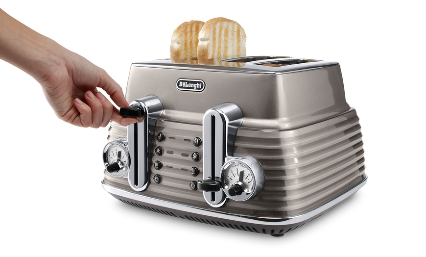 Image 4: Delonghi Kettle and Toaster