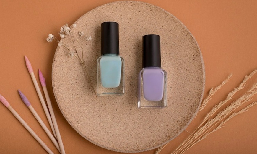 Image 3: Manicura y/o pedicura con esmaltado clásico o semipermanente