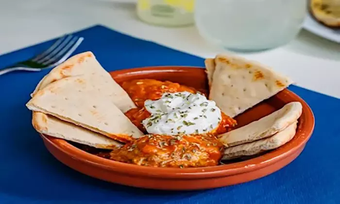 Degusta especialidades griegas: menú griego para 2 o 4 personas