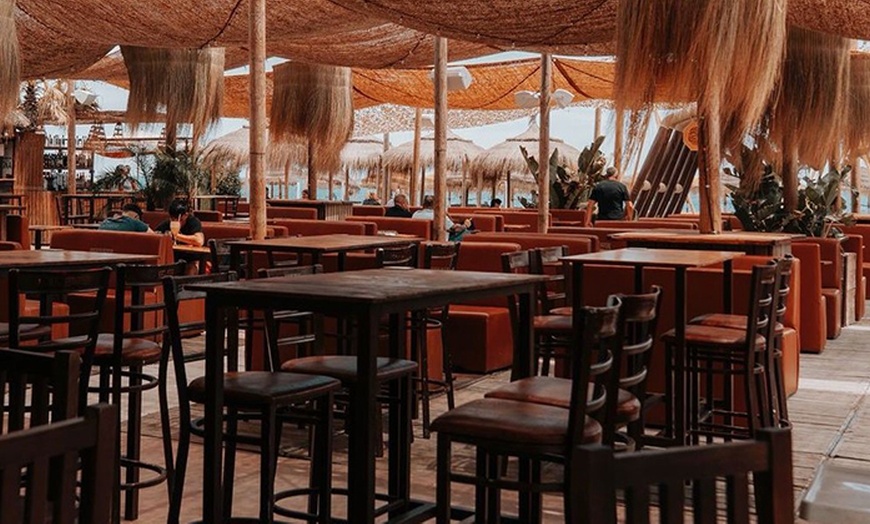 Image 4: Taller de pintar tu taza-beach club Playa Santa con bebida para 1 o 2