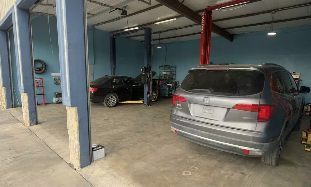 Full Service Synthetic oil/Blend Oil Change (w/ Standard Oil& Filter)