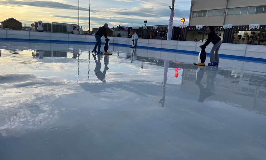 Image 5: Plaza de la Navidad del Parque WOW: 1 hora de patinaje sobre hielo
