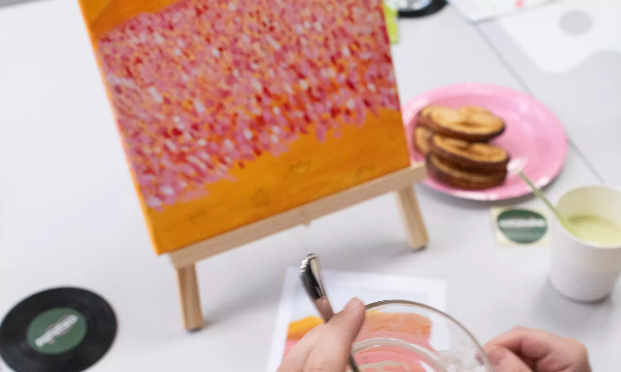 Taller para 1 o 2: pintura de cuadro o tote bag, o clase de maquillaje