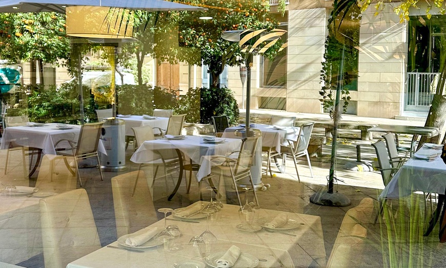 Image 12: Cata de vinos maridados con vista a la Almoina y tabla de ibéricos