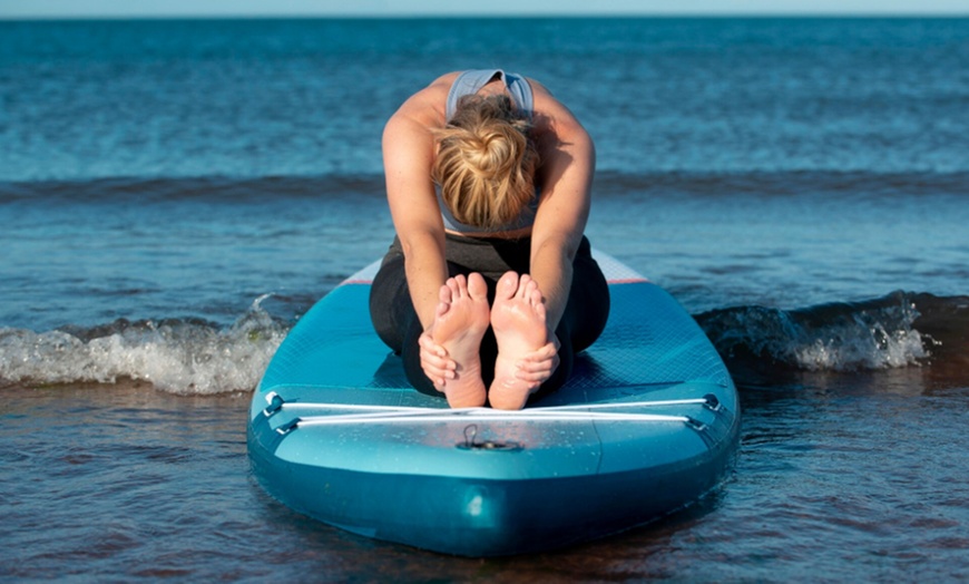 Image 2: 1 o 3 clases de 1 hora de sup yoga para 1 persona 