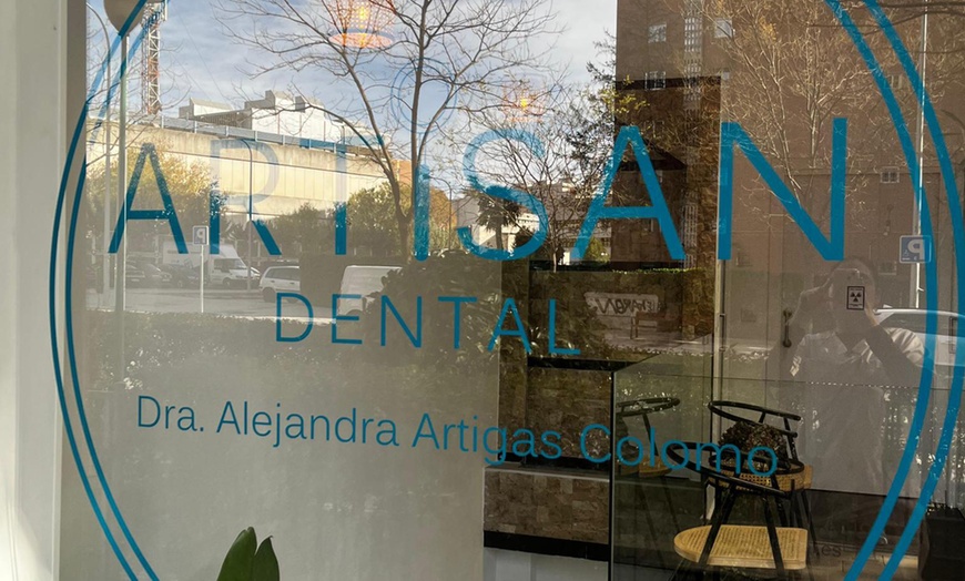 Image 3: Limpieza con ultrasonidos y flúor o curetaje de 1 o 2 arcadas