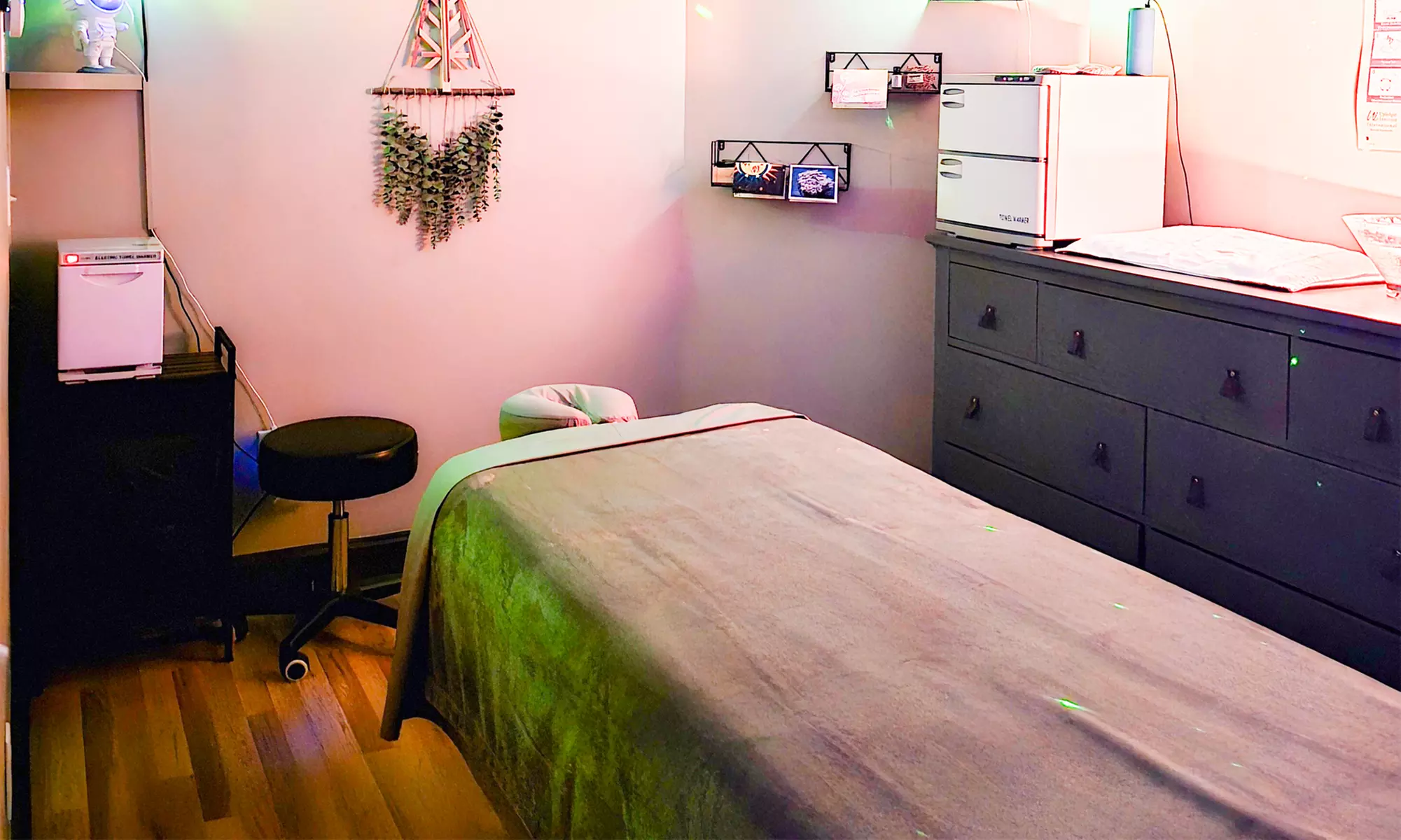 One Swedish or Deep Tissue Massage (60 or 90 Minutes)