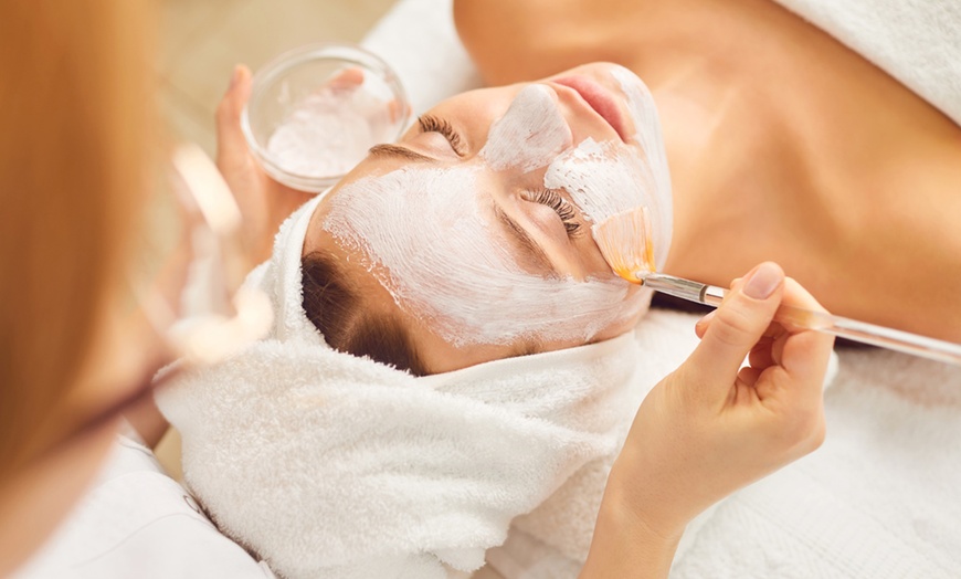 Image 1: Soin du visage au choix à La Louvière : éclat, jeunesse et détente