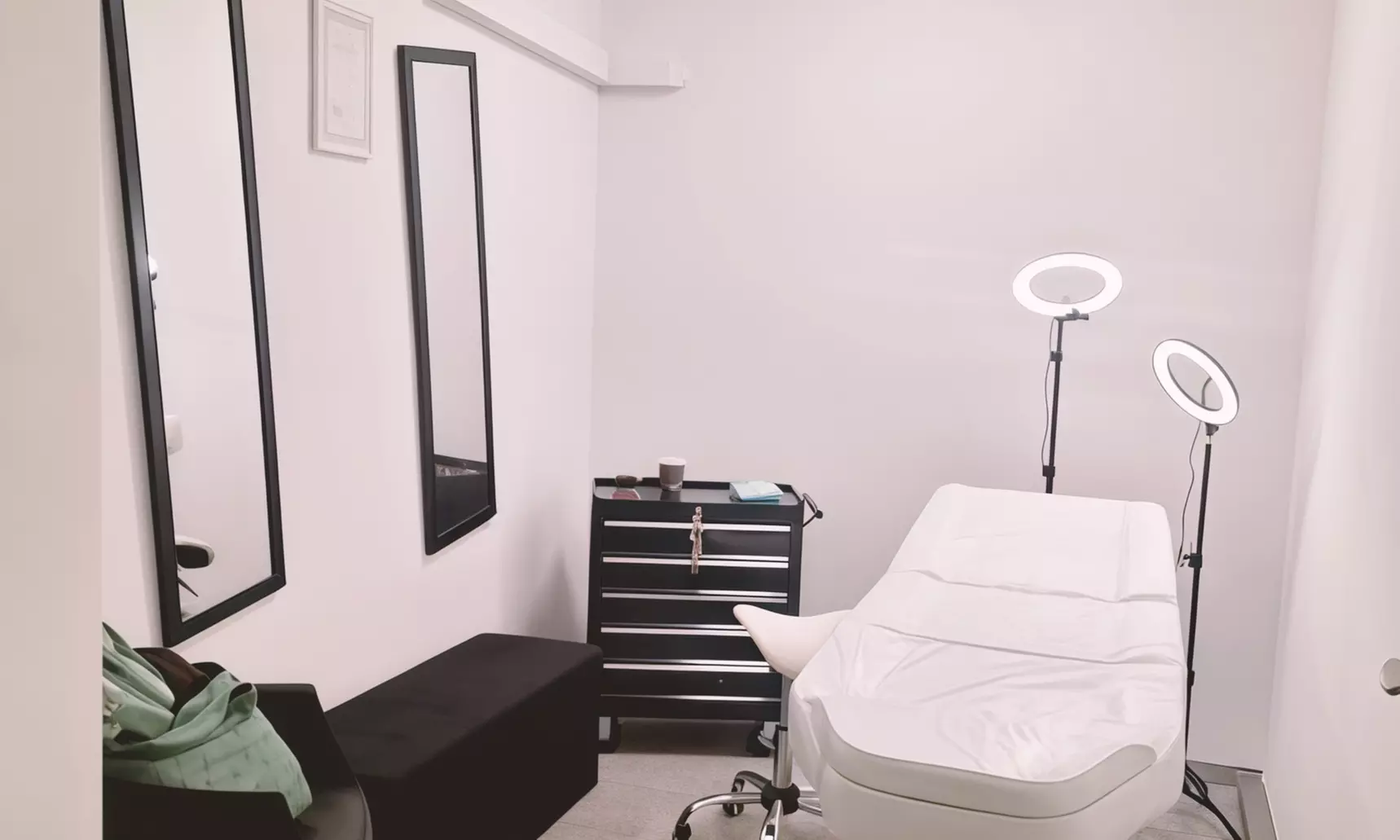 Permanent Make-up für Augenbrauen, Lippen oder Augen für 1 Person - Primary Image