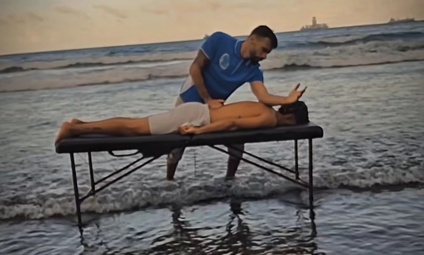 Image 2: Quiromasaje o masaje a elegir de 30, 45 o 60 minutos para 1 persona