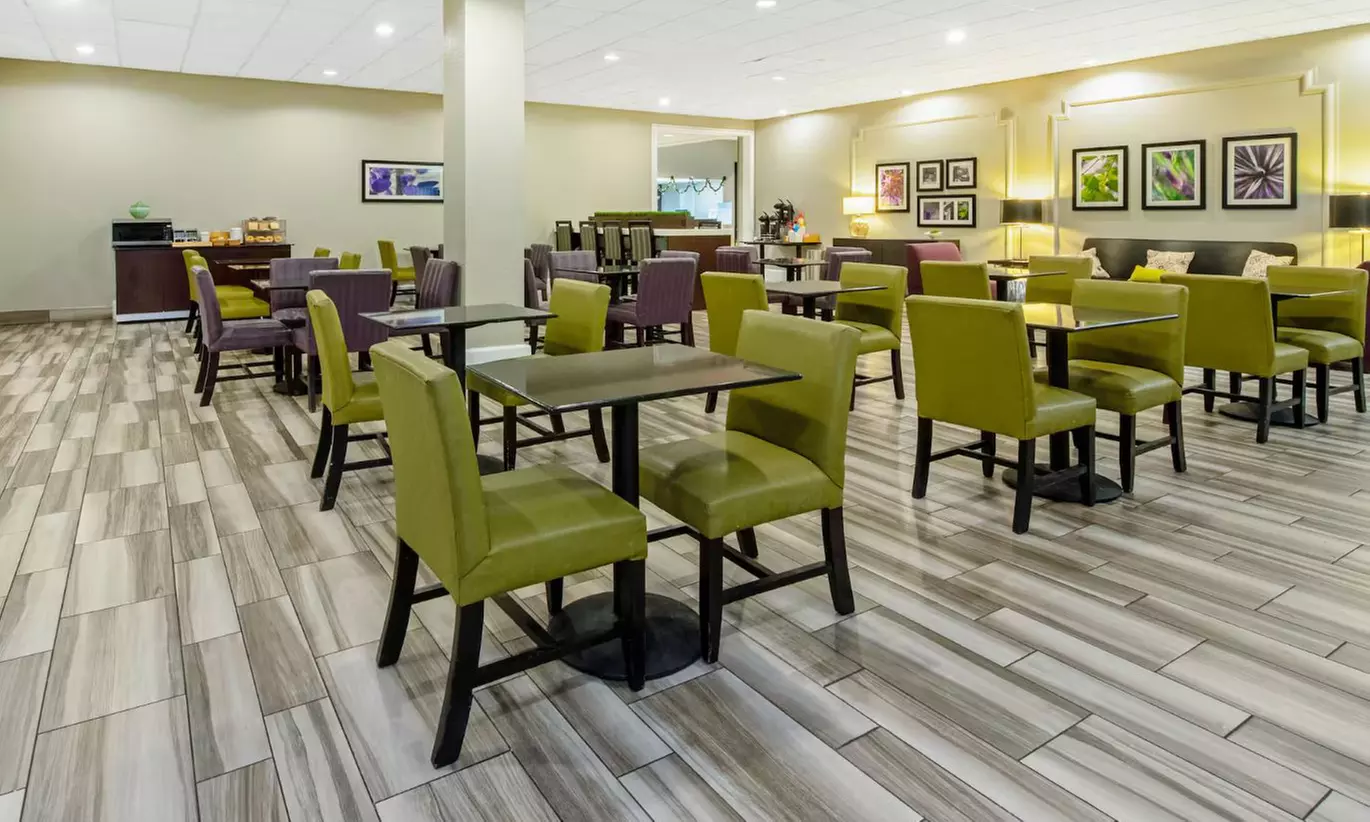 Modern hotel in Kenner, LA: Southern Hospitality and Convenience