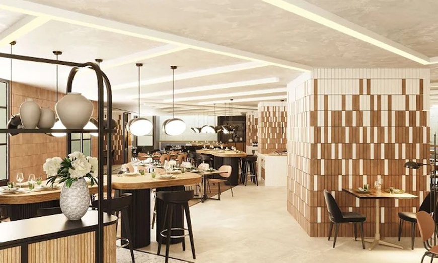 Image 24: Menú fusión para 2 o 4 personas con postre y opción a botella de vino