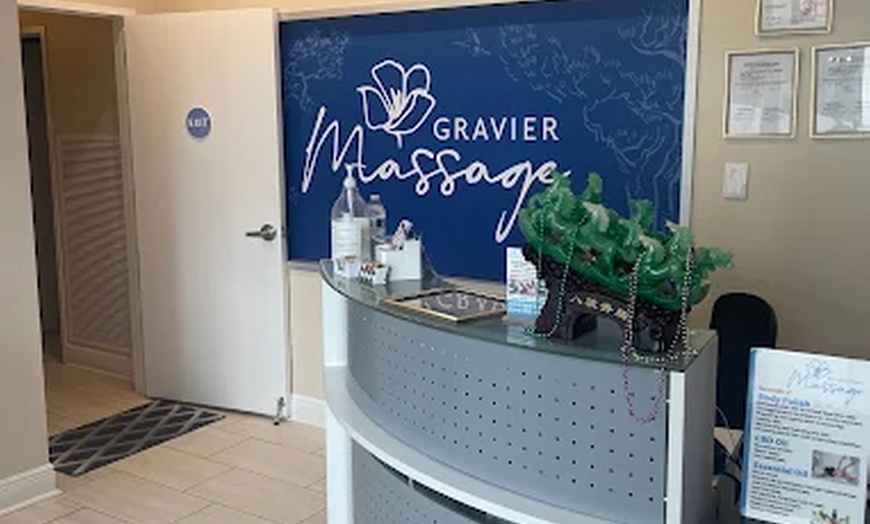 Image 2: Couples 60-Minute Deluxe Body Massage with Essential Oils & Hot Stones