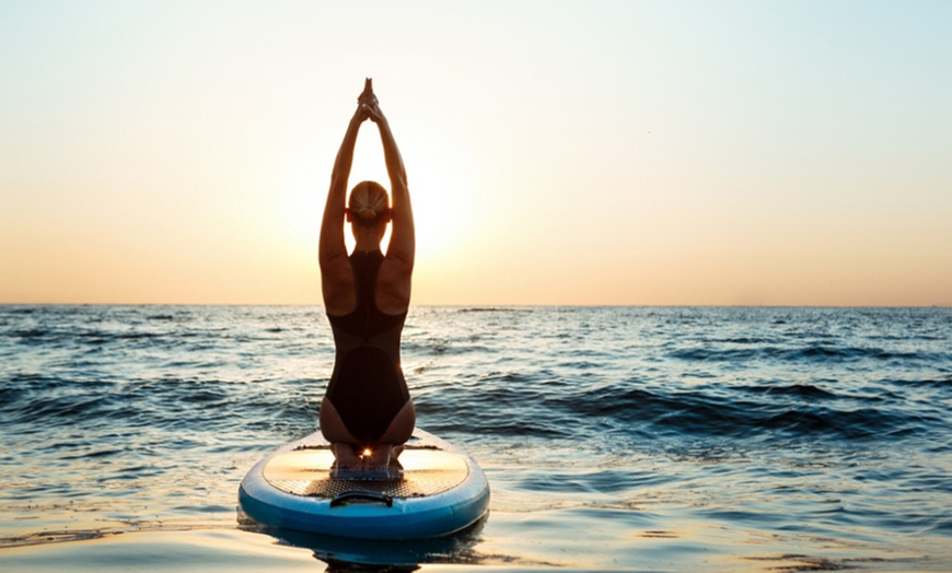Image 1: 1 o 3 clases de 1 hora de sup yoga para 1 persona 
