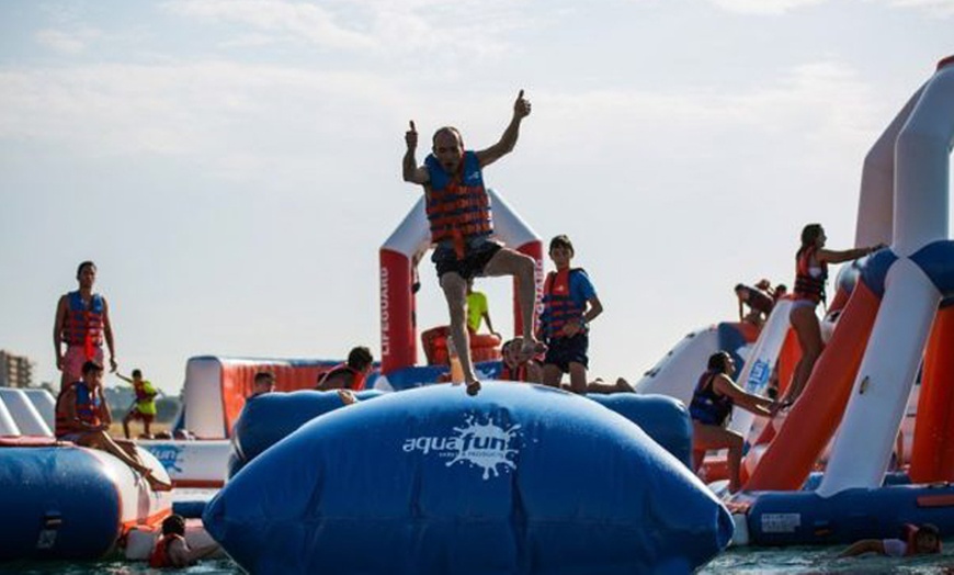 Image 2: Entrada general de 50 minutos a parque acuático en el mar para 1 o 2