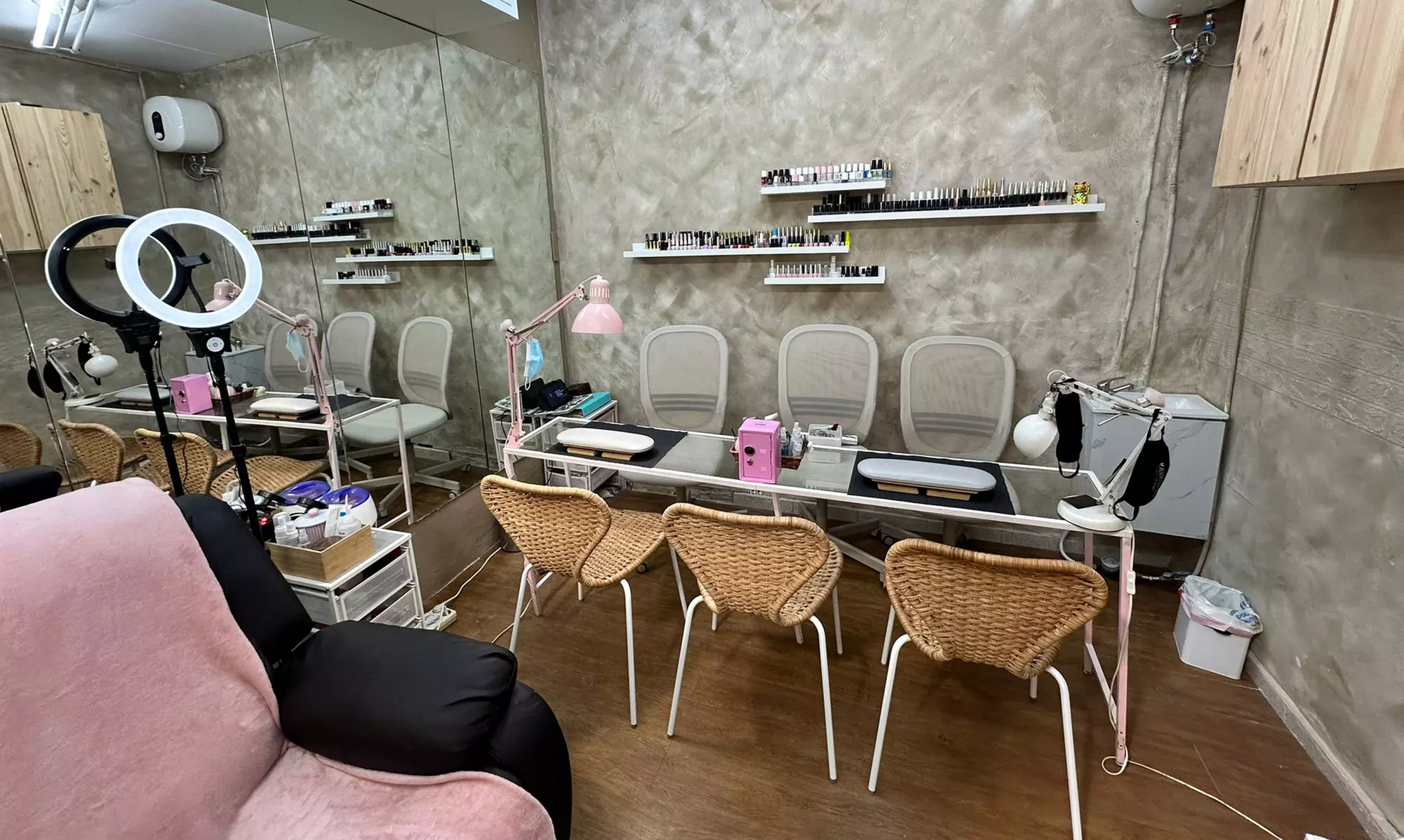 Sesión de manicura, pedicura o uñas de gel o acrílico para 1 persona