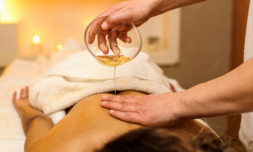 Image 11: Masajes de 30, 45, 60 o 70 minutos con rituales y aceites esenciales