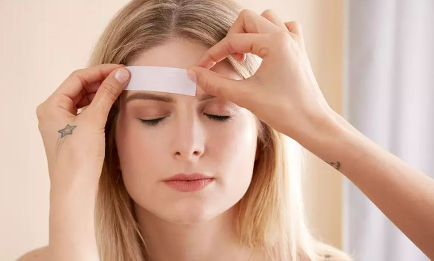 Image 2: Soin du visage au choix, épilation et teinture des sourcils en option