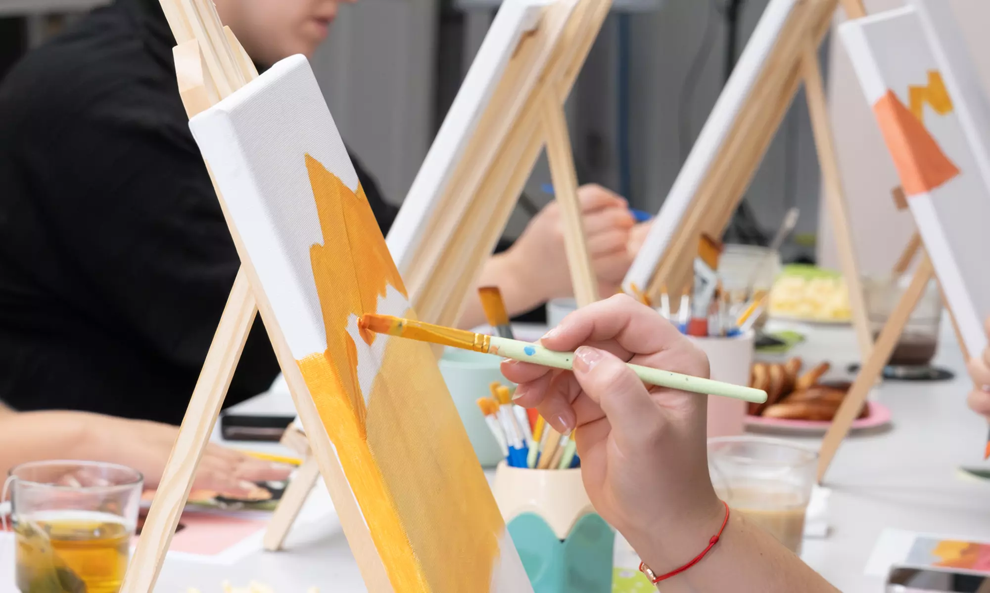 Taller para 1 o 2: pintura de cuadro o tote bag, o clase de maquillaje