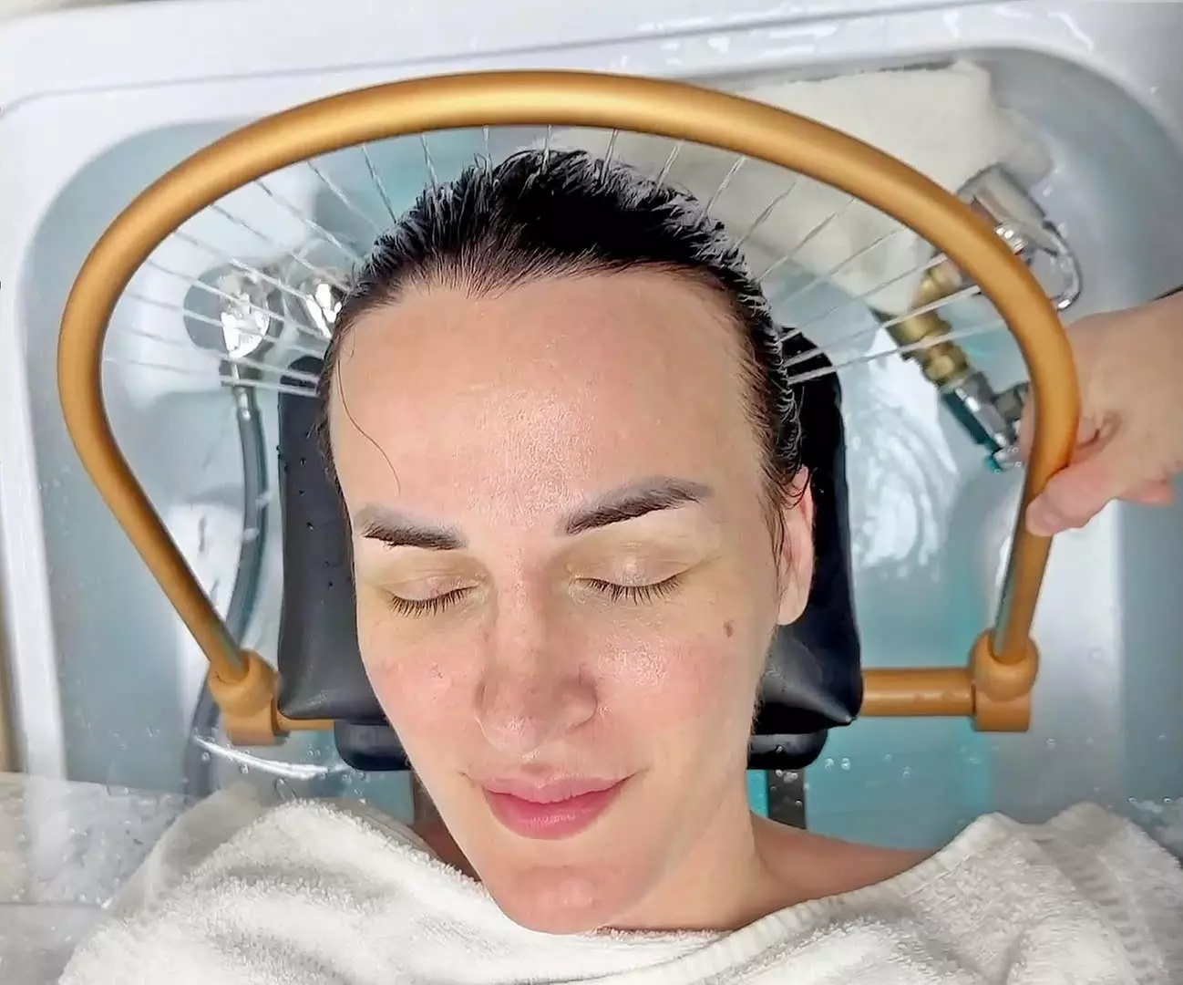 75-Min Luxury Head Spa w/Massage on Neck & Scalp + Mini-Facial for 1-2