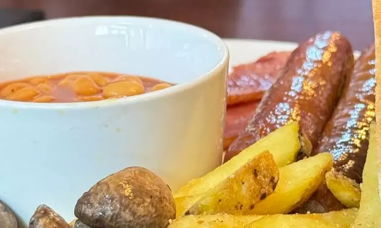 All Day Full English or Vegeterian Breakfast And A Hot Drink