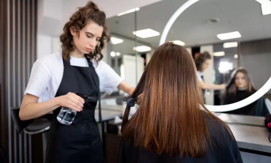 Image 1: Sesión de peluquería con opción a mechas y/o tinte de raíz para 1 