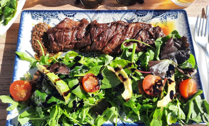 Image 4: Menú para 2 o 4 en casco antiguo de Alicante con postre y vino