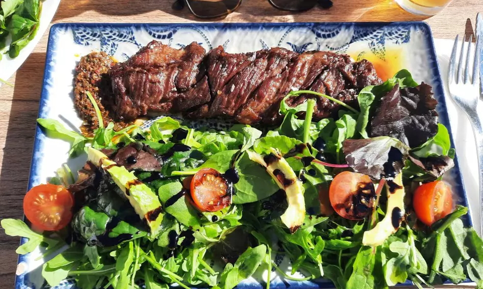 Menú para 2 o 4 en casco antiguo de Alicante con postre y vino