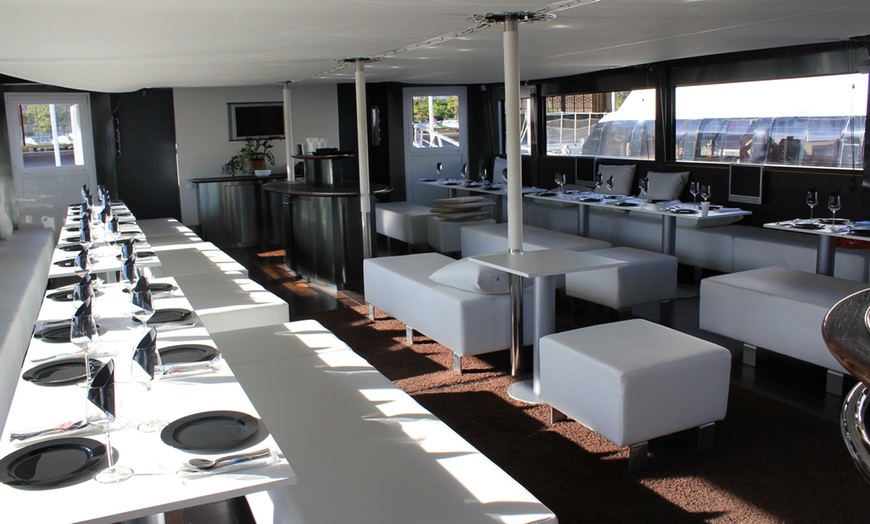 Image 7: Crucero en catamarán con cena y copa de cava para adulto o niño