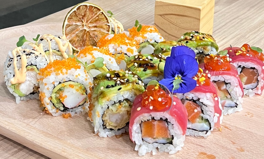 Image 2: Mix de 10, 24 o 30 piezas de sushi con bebida para 2 o más personas