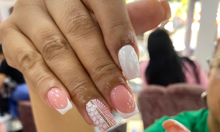 Image 6: Manicura, pedicura o primera puesta de uñas de gel/acrílico y diseño 