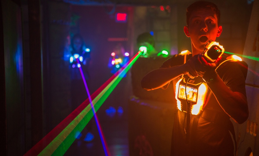 Image 5: 2 oder 4 Runden LaserTag inkl. Ausrüstung für 2 - 6 Personen 