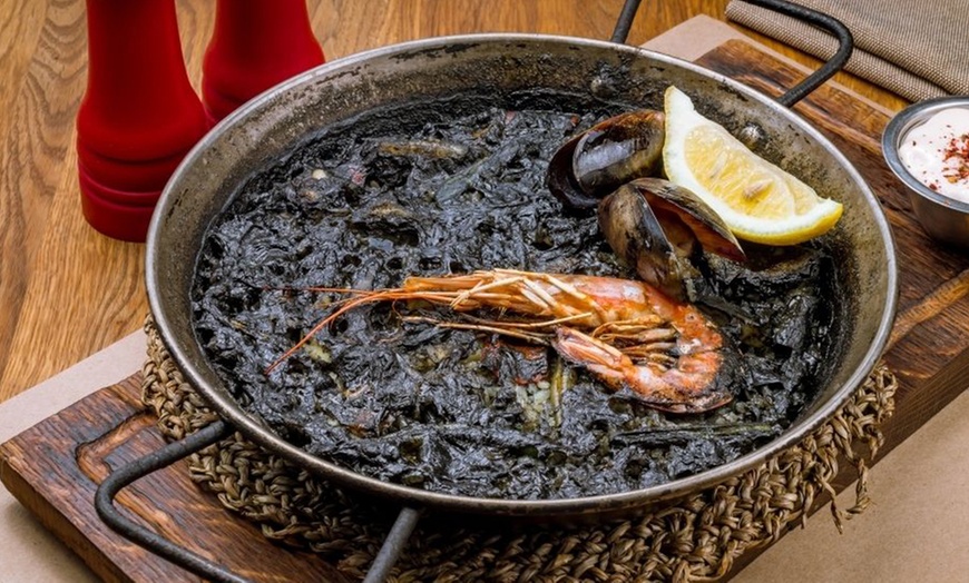 Image 4: Menú mediterráneo para 2 o 4 con postre y vino cerca de la playa