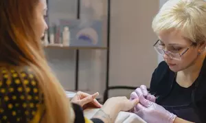 Bis zu 120 Min. Kosmetische Maniküre und / oder Pediküre mit Schellack / Gellack für 1 Person (bis 32% sparen)