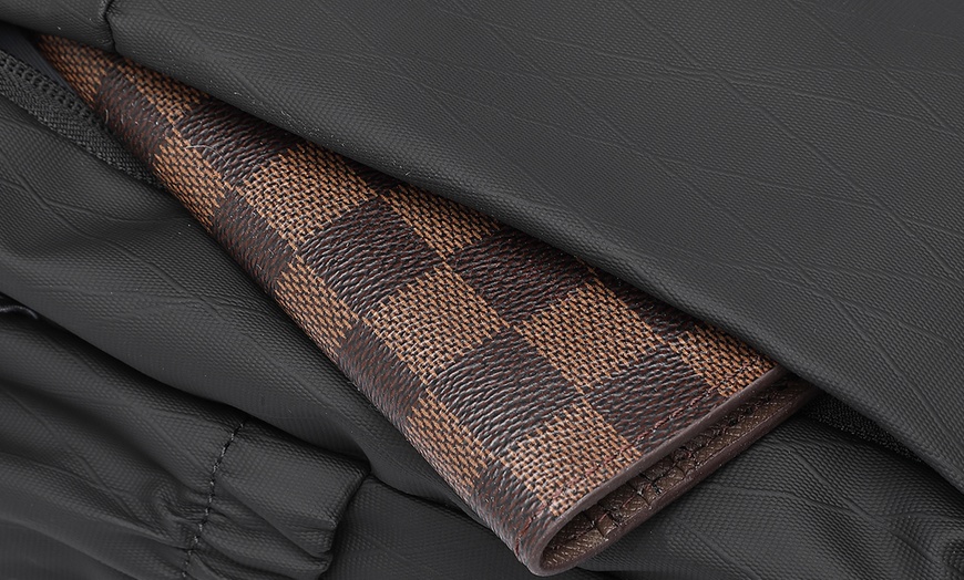 Image 10: Wasserfeste Umhänge-Brusttasche für Herren