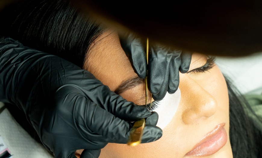 Image 2: Extensión de pestañas clásica o volumen 4D para 1 persona