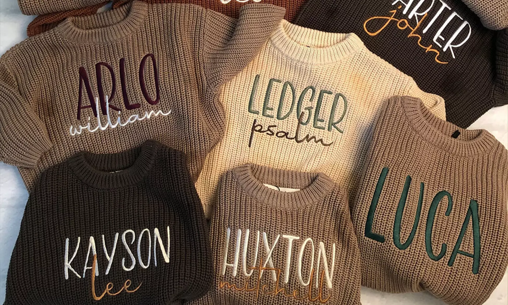 Un pull unique brodé pour bébé