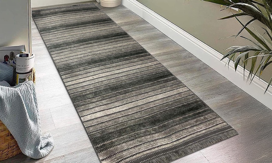 Image 17: Gestreifter Teppich