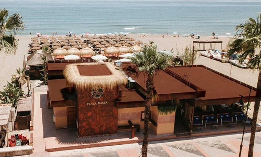 Image 2: Taller de pintar tu taza-beach club Playa Santa con bebida para 1 o 2