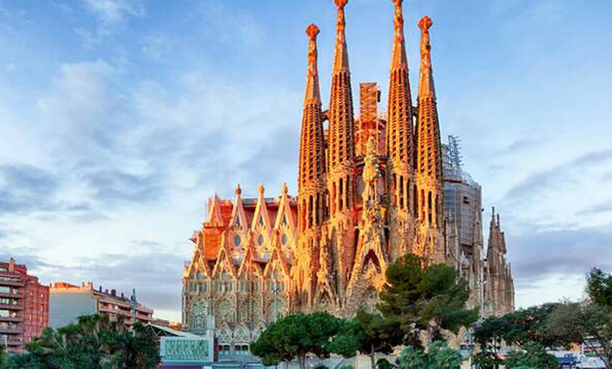 Image 4: Escapada por España: caja regalo para 2 con hotel a elegir y desayuno