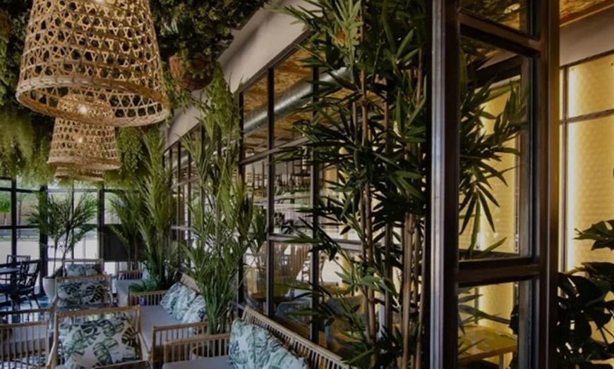 Image 5: Menú mediterráneo con postre y bebida o botella de vino para 2 o 4