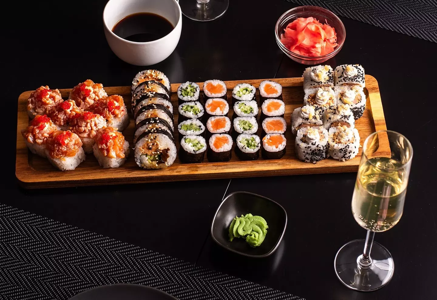Sushi, bowl'e, desery: groupony wartościowe do wydania na japońskie przysmaki w Sushi World Wilanów (do -20%) - Primary Image