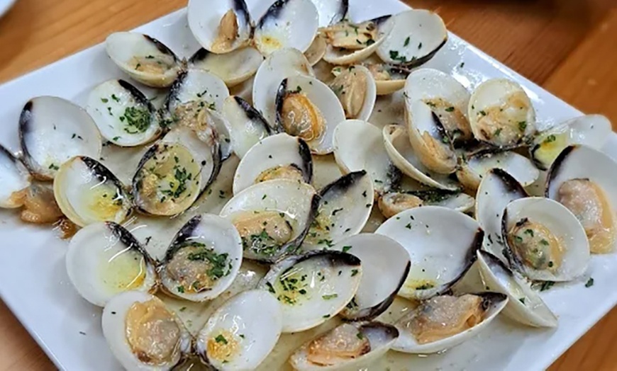 Image 11: Mariscada con bogavante para 2 con vino en restaurante mediterráneo