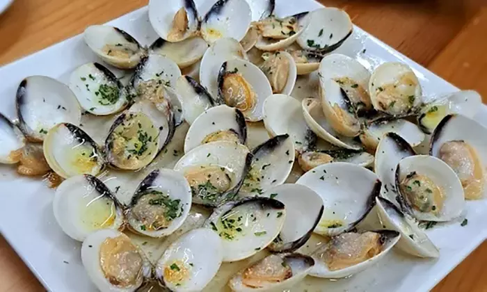 Mariscada con bogavante para 2 con vino en restaurante mediterráneo