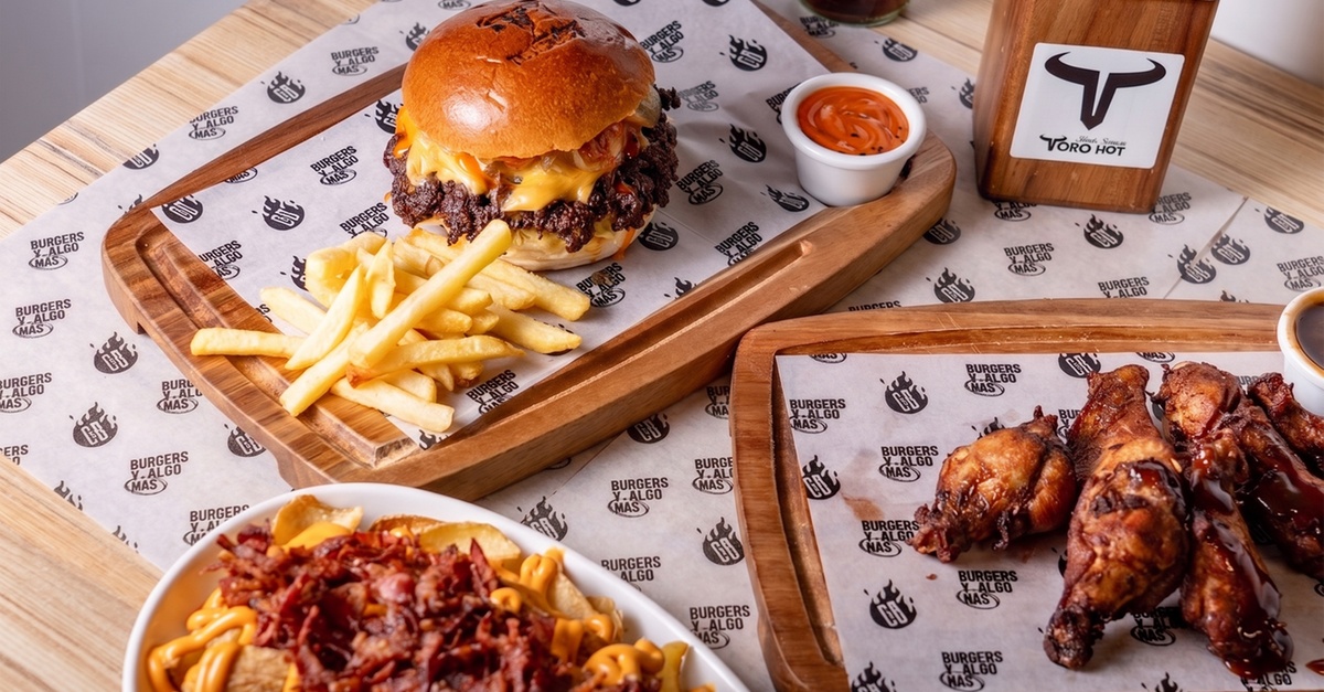 Menú de smash burger con patatas y bebida en Maspalomas