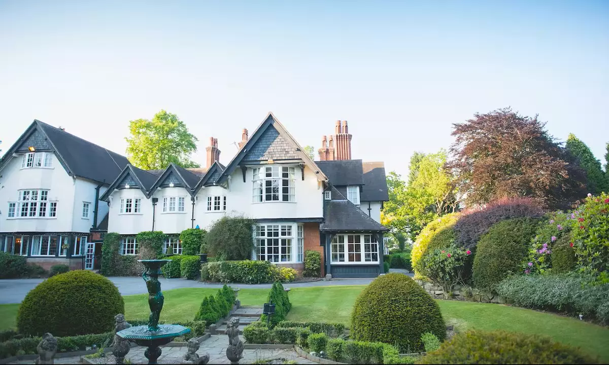 Cheshire: Executive Double Room with Breakfast and Bottle of Prosecco