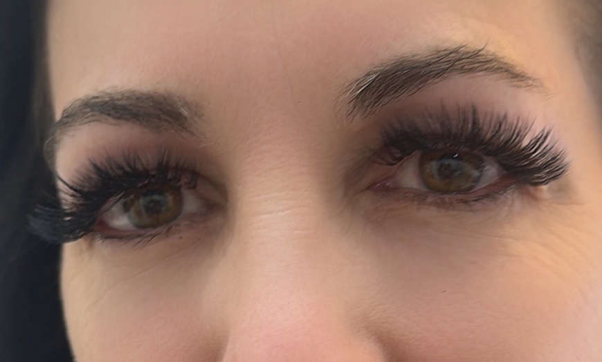 Image 5: Get Full Set of Classic or Volume Eyelash Extensions